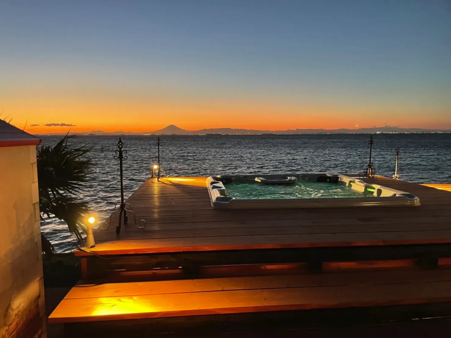 夕日で真っ赤に染まった空。