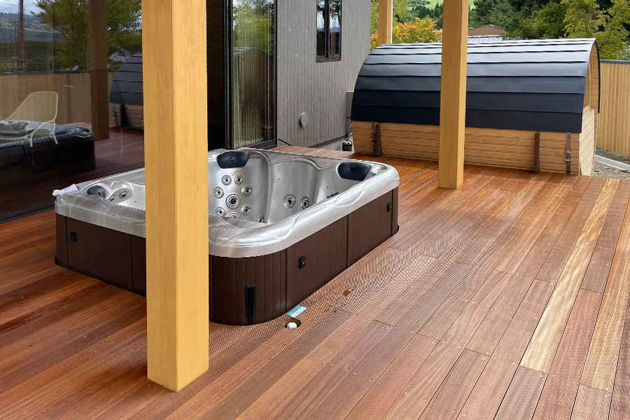 ウッドデッキに設置したジェットバス